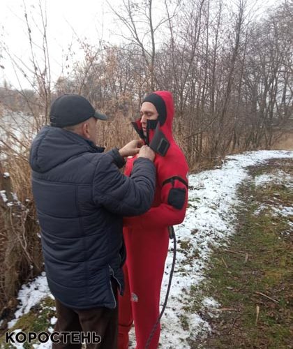 У Коростені працівники служби на воді врятувала лебедя з крижаної пастки ?ФОТО