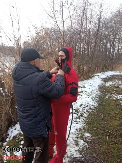 У Коростені працівники служби на воді врятувала лебедя з крижаної пастки ?ФОТО