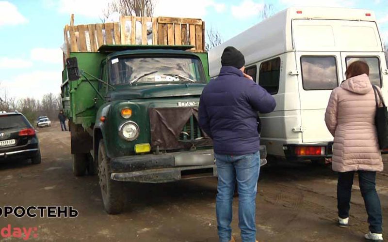 Жителі села біля Коростеня стережуть сміттєзвалище, куди везуть відходи з Львівщини, а в мерії говорять про сортувальну лінію