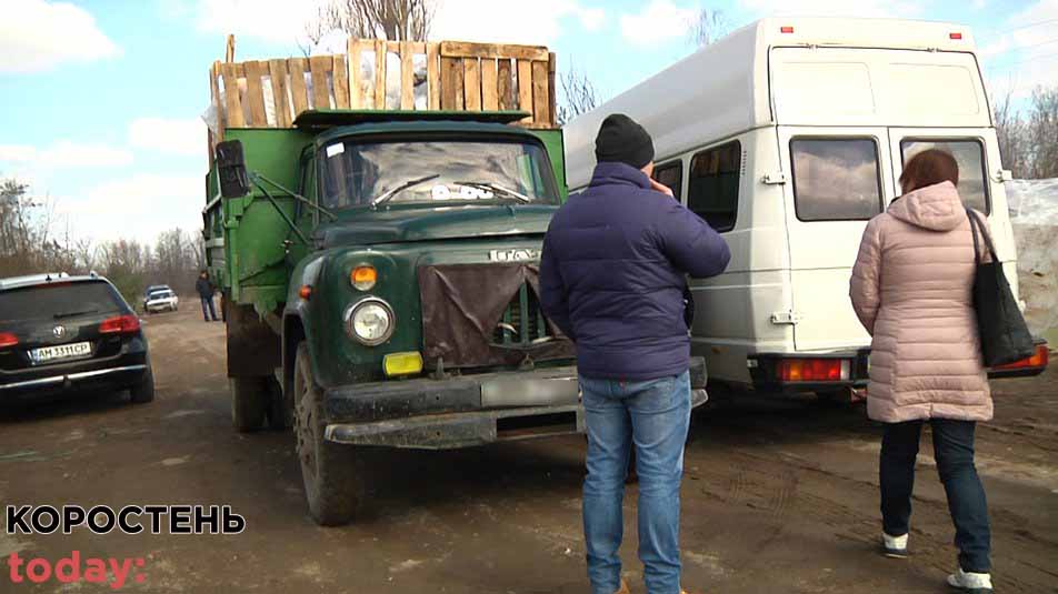 Жителі села біля Коростеня стережуть сміттєзвалище, куди везуть відходи з Львівщини, а в мерії говорять про сортувальну лінію