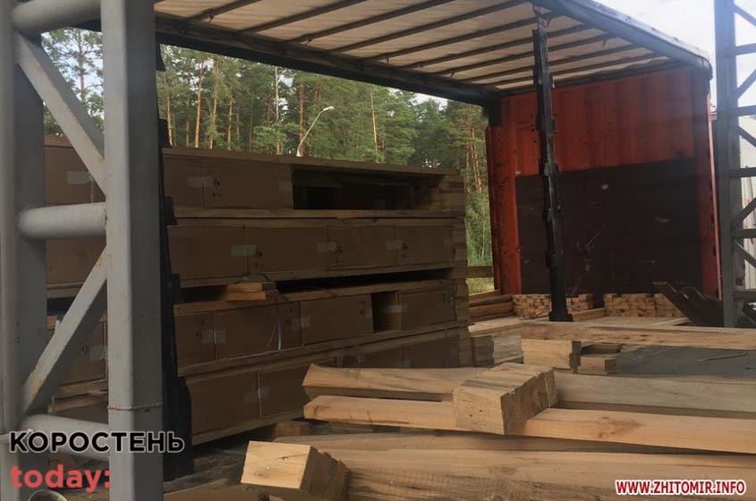 На кордоні в Овруцькому районі затримали білоруса на вантажівці: водій сховав серед дощок 100 тисяч пачок сигарет ?ФОТО