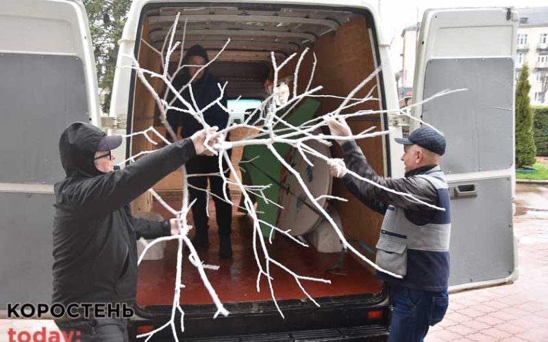 У Коростені біля центрального входу до мерії встановили святкову інсталяцію (ФОТОрепортаж)