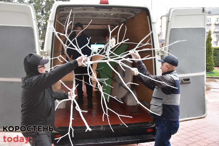 У Коростені біля центрального входу до мерії встановили святкову інсталяцію (ФОТОрепортаж)