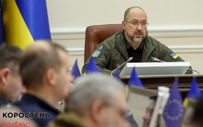 Чому деякі будинки постійно із світлом? Уряд звернувся до обленерго та місцевої влади