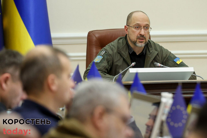 Чому деякі будинки постійно із світлом? Уряд звернувся до обленерго та місцевої влади
