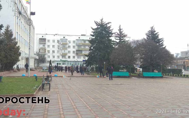 У вихідний день коростенці прийшли на “тарифний майдан” до міської ради (ФОТО)