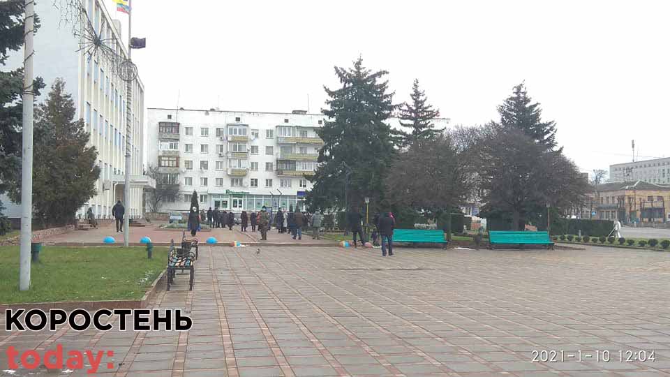 У вихідний день коростенці прийшли на “тарифний майдан” до міської ради (ФОТО)