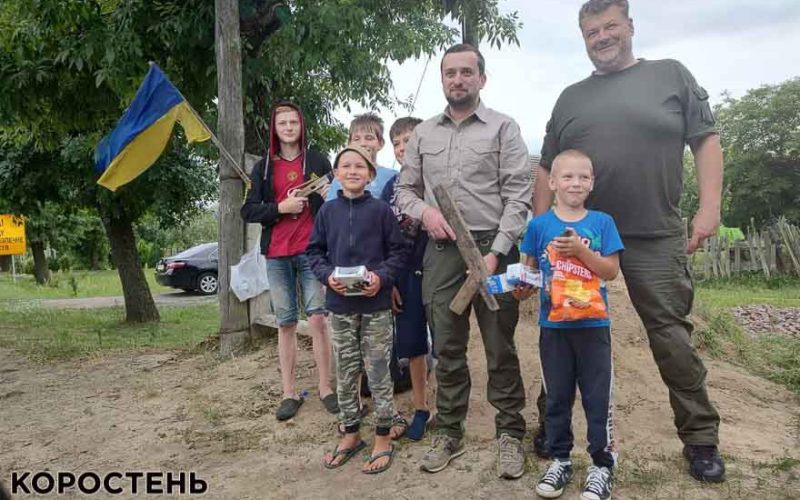 Дітлахи з Коростенщини на блок-посту “заробили” понад 4 тис. грн, гроші передали на потреби захисників