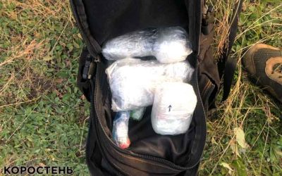 Біля коростенської тюрми затримали чоловіка з пакунками, в яких були наркотики, спирт та телефони ?ФОТО