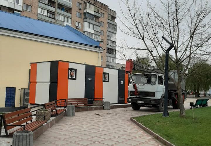 Фірма новообраного депутата міськради встановила в Коростені модульний туалет