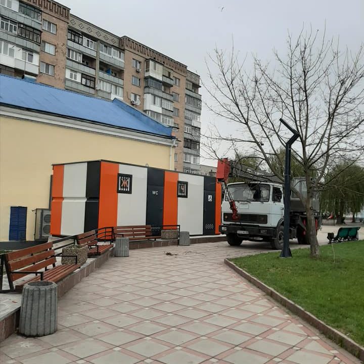 Фірма новообраного депутата міськради встановила в Коростені модульний туалет