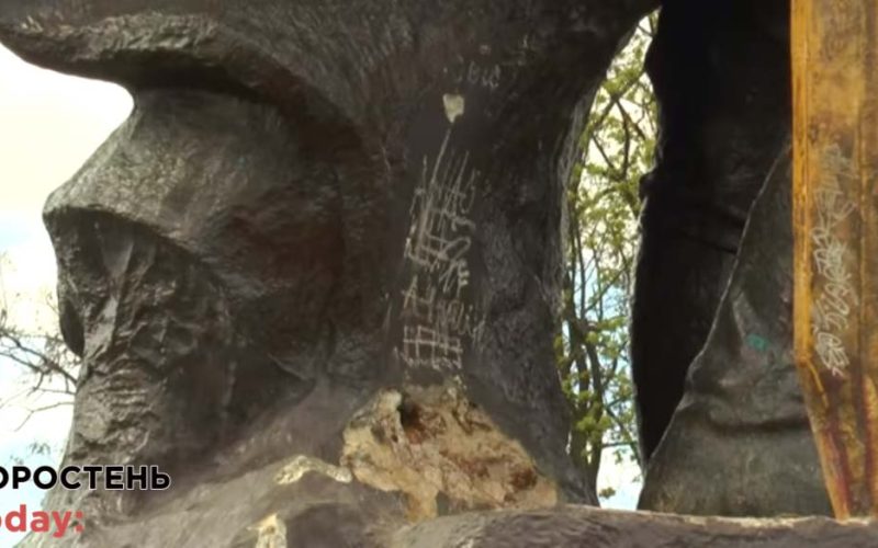 У Коростені від рук вандалів постраждав пам’ятник Князю Малу ?ФОТО