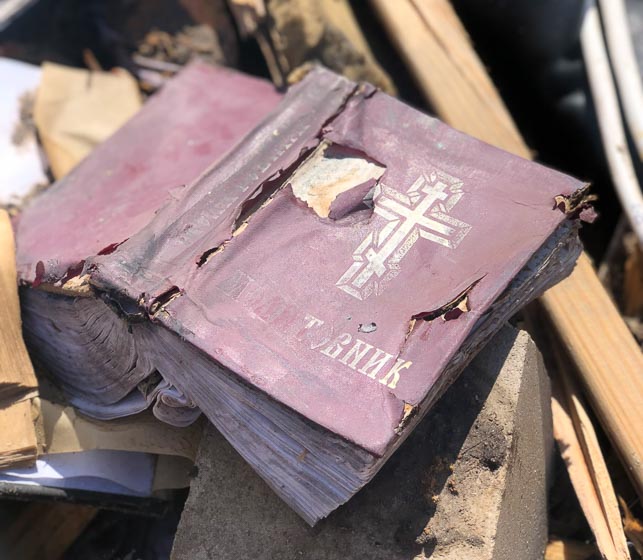 У селі Коростенського району по подвір’ю лежали частина тіл загиблої родини
