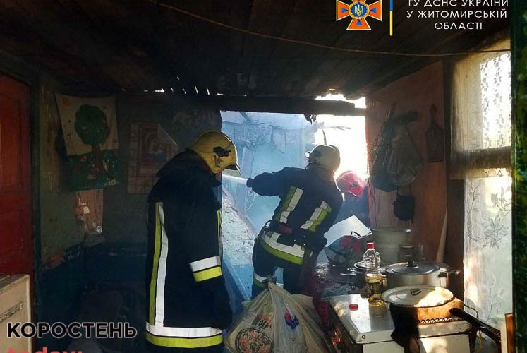 Коростенці, які у вітряну погоду спалювали сміття, ледь не спопелили будинок (ФОТО)