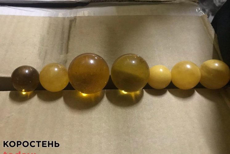 Водій, який віз через прикордонний пункт пропуску на Овруччині контрабандні цигарки, приховав ще й оброблений бурштин