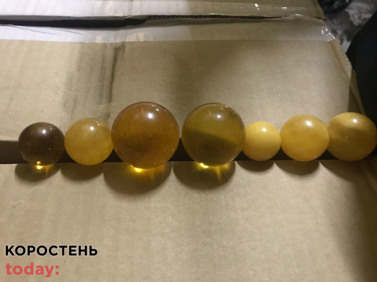Водій, який віз через прикордонний пункт пропуску на Овруччині контрабандні цигарки, приховав ще й оброблений бурштин
