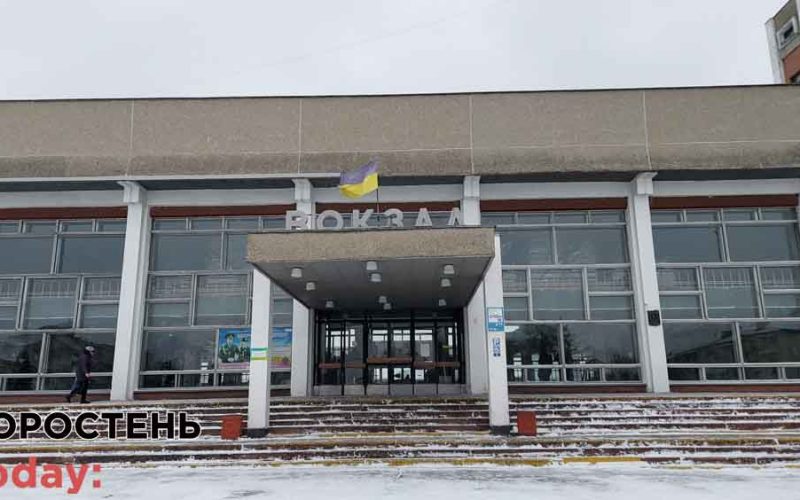 Пустий засніжений залізничний вокзал у Коростені та поодинокі пасажири (ФОТОрепортаж)