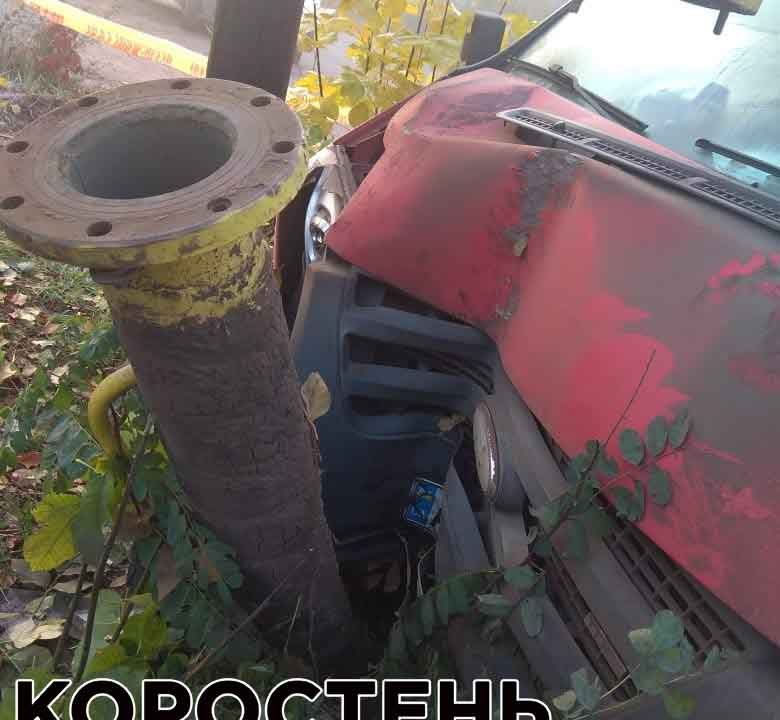 У Коростені вночі FORD Transit врізався у газовий стояк, залишивши без газу 28 будинків та частину сіл району ?ФОТО