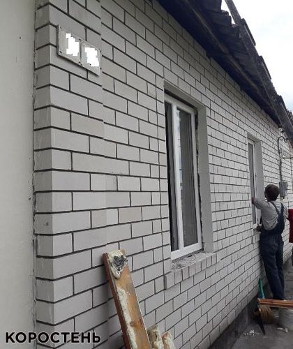 У Коростені почали встановлювати вікна в будинках, які були пошкоджені авіаударами