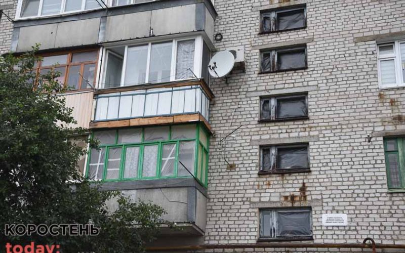 У Коростені продовжують встановлювати вікна, які були пошкоджені авіаударами ?ФОТОрепортаж
