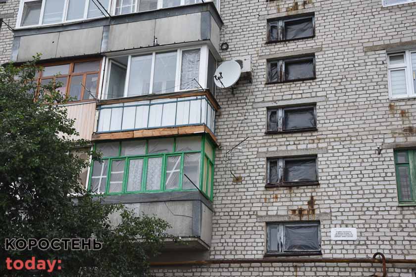 У Коростені продовжують встановлювати вікна, які були пошкоджені авіаударами ?ФОТОрепортаж