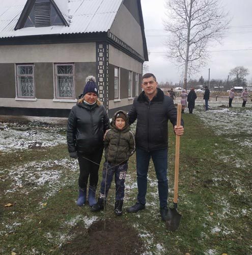 У селі на Малинщині на честь загиблих захисників України висадили алею калини та дубів ?ФОТО