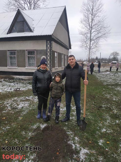 У селі на Малинщині на честь загиблих захисників України висадили алею калини та дубів ?ФОТО