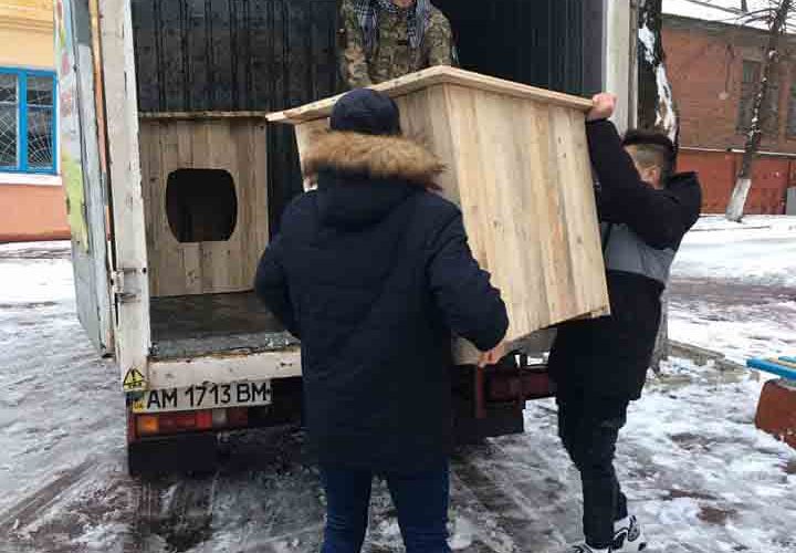 Учні коростенської гімназії роблять будиночки для притулку тварин (ФОТО)