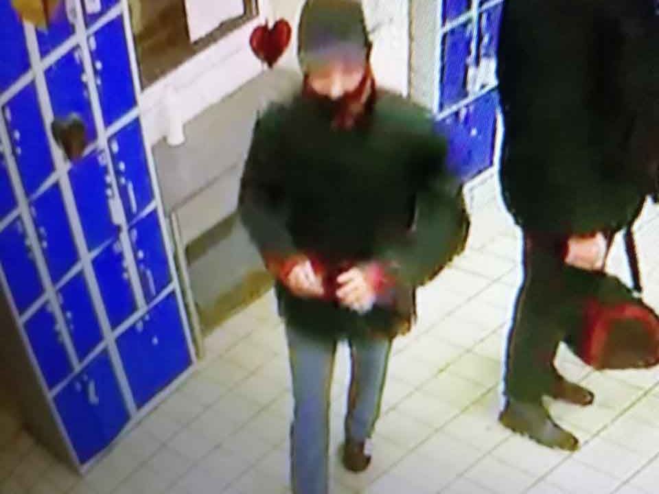 В одному з супермаркетів Коростеня з камери схову чоловік забрав чужі речі