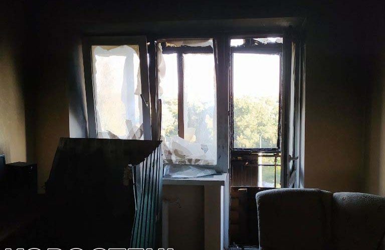 У Коростені рятувальники загасили палаючий балкон в багатоповерхівці ?ФОТО