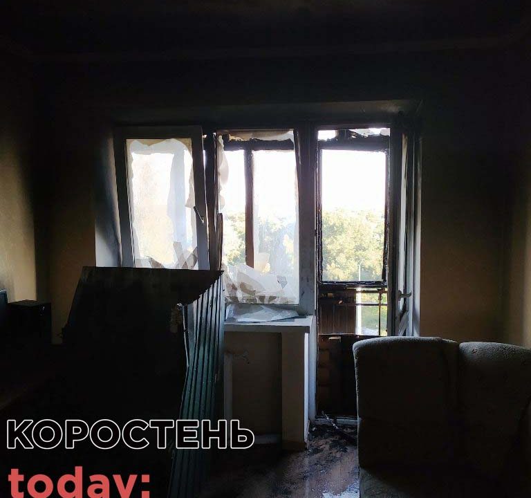 У Коростені рятувальники загасили палаючий балкон в багатоповерхівці ?ФОТО