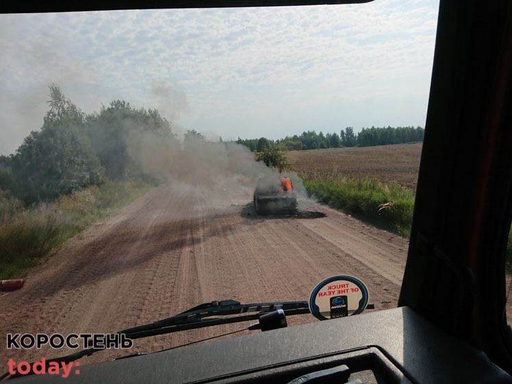 На дорозі між селами Коростенського району горів ВАЗ ?ФОТО