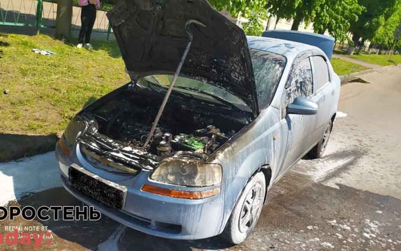 Рятувальники розповіли подробиці про загоряння автомобіля на дорозі в Коростені ▶️ВІДЕО