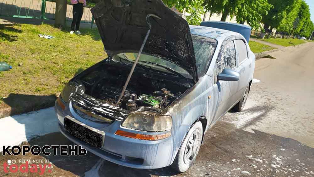 Рятувальники розповіли подробиці про загоряння автомобіля на дорозі в Коростені ▶️ВІДЕО