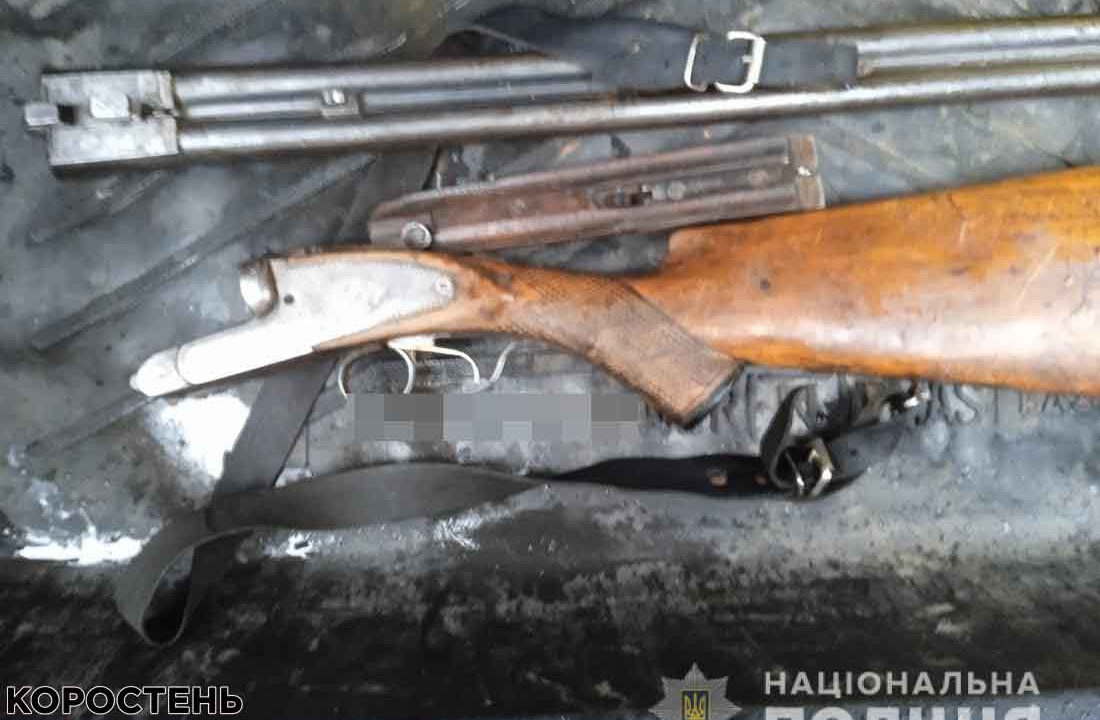 У селі Коростенського району правоохоронці виявили чоловіків зі зброєю, яка не зареєстрована ?ФОТО