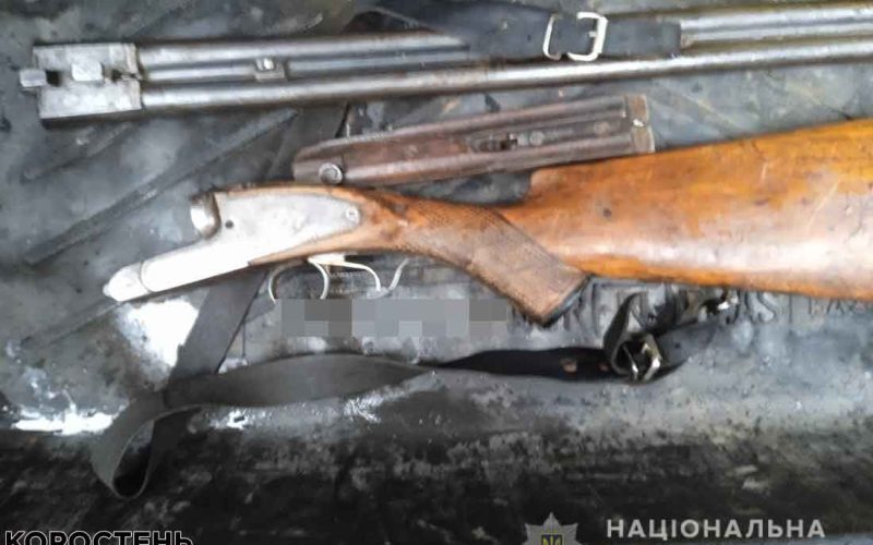 У селі Коростенського району правоохоронці виявили чоловіків зі зброєю, яка не зареєстрована ?ФОТО