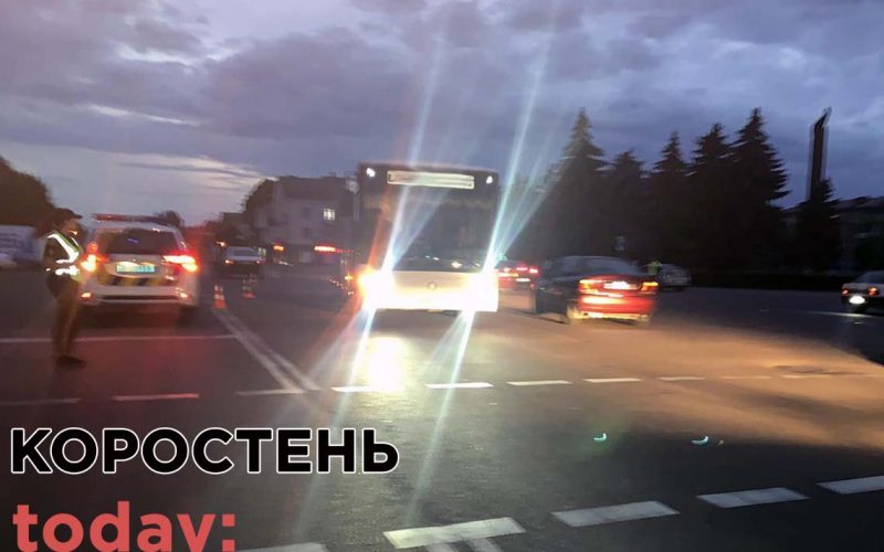 В Коростені водій «Москвича» збив 11-річного пішохода: хлопчика забрали в реанімацію ▶️ВІДЕО