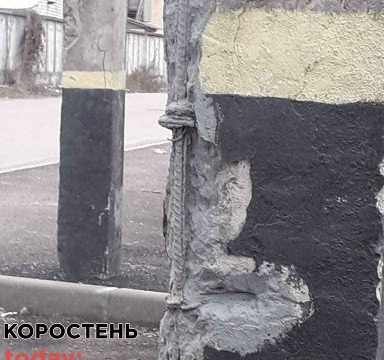 У Коростені розвалюється пішохідній міст через залізничну колію (ФОТО)