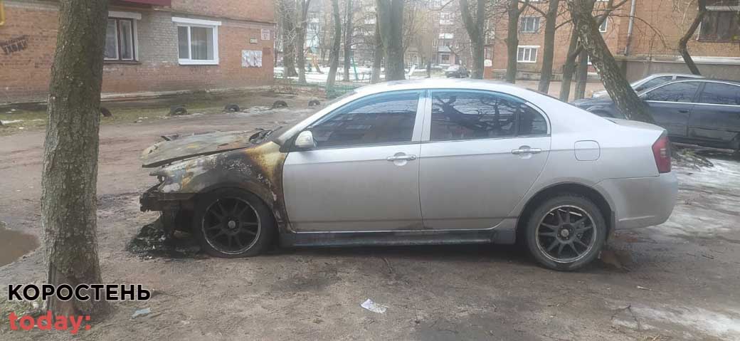 На Черемушках в Коростені вночі горів автомобіль ?ФОТО