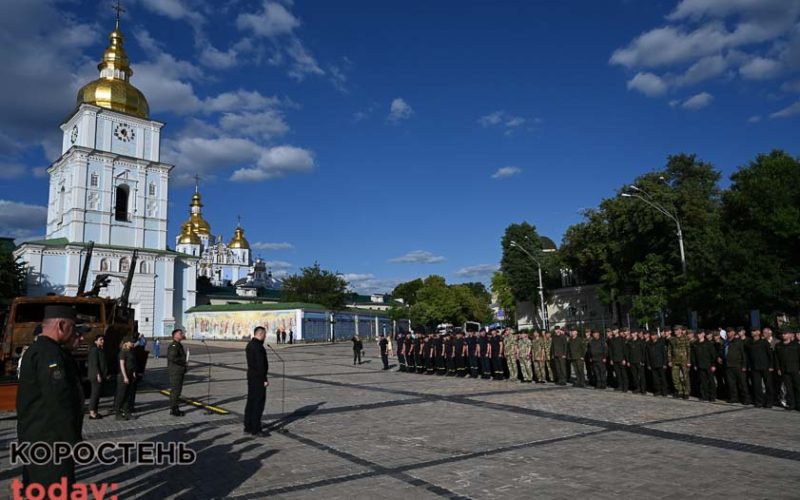 Рятувальникам з Житомирської області, які ліквідовували наслідки російських обстрілів, у Києві вручили ордени