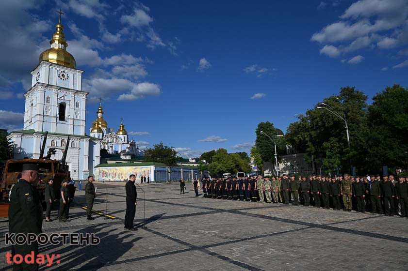Рятувальникам з Житомирської області, які ліквідовували наслідки російських обстрілів, у Києві вручили ордени