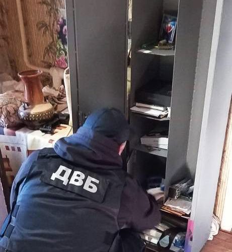 На Житомирщині чоловіки-мародери викрали зі збитого українського літака бойовий комплект та зброю пілота (ФОТО)