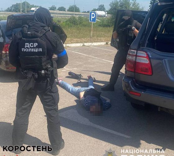 Правоохоронці затримали жителя Житомирщини, який організував міжрегіональну злочинну групу, що збувала фальшиві гроші та наркотики