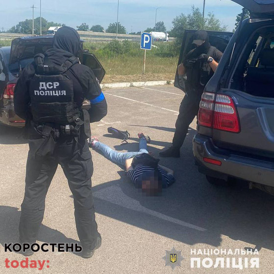 Правоохоронці затримали жителя Житомирщини, який організував міжрегіональну злочинну групу, що збувала фальшиві гроші та наркотики