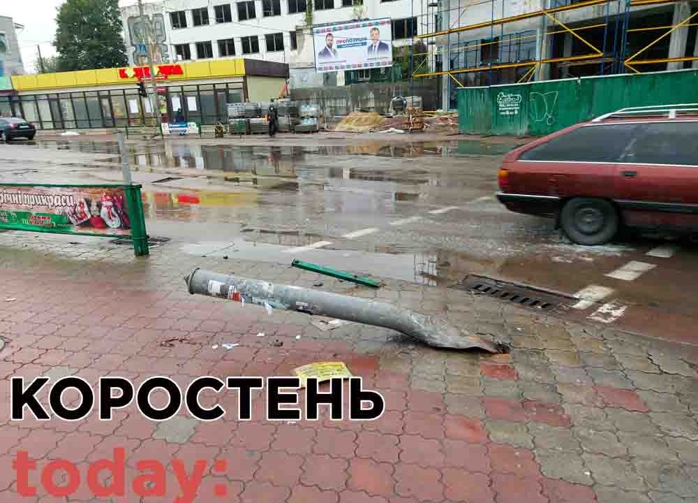 Вночі у центрі Коростеня авто знесло світлофор та паркан ▶️ВІДЕО