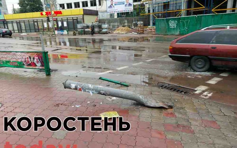 Вночі у центрі Коростеня авто знесло світлофор та паркан ▶️ВІДЕО
